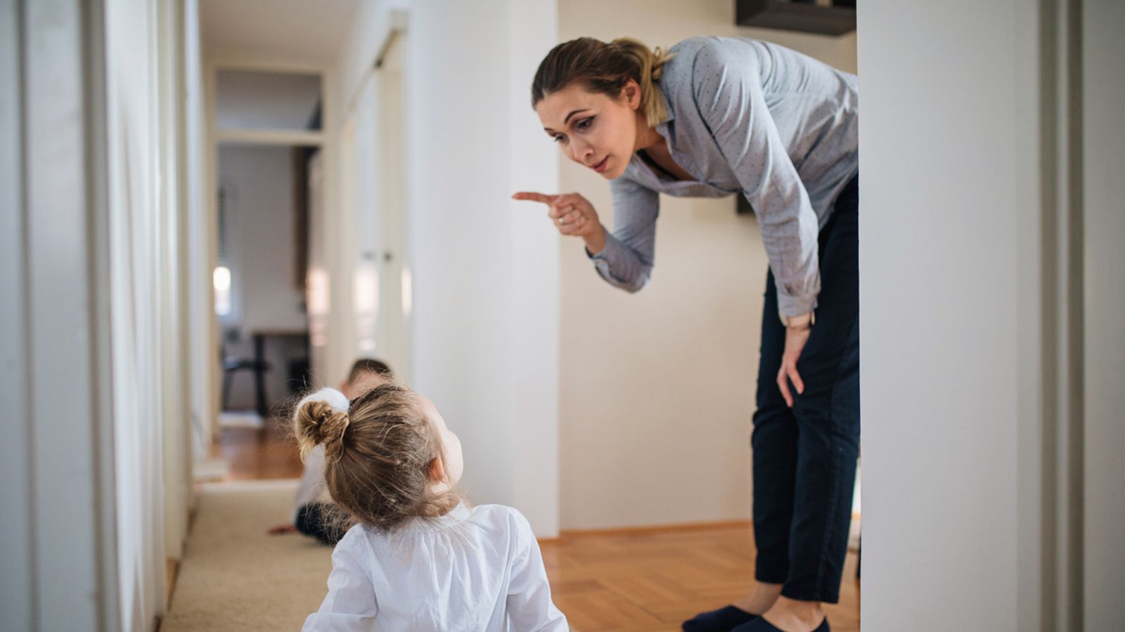 مطالعات  نشان می دهد با عصبانیت  برخورد کردن با  کودکان آسیب جدی به رشد مغز می رساند