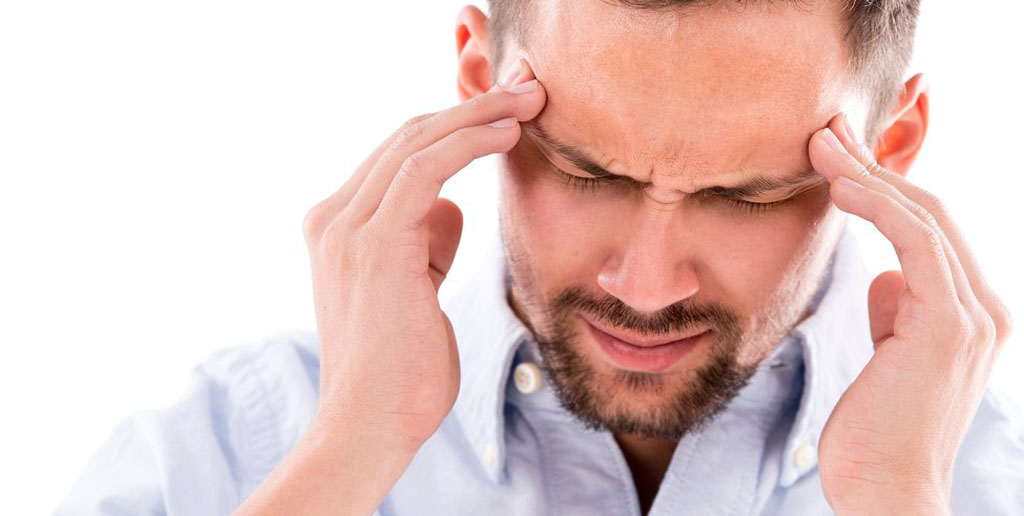 عوامل ایجاد سردردهای میگرنی چیست؟ | خوراکی های مفید و مضر برای میگرن