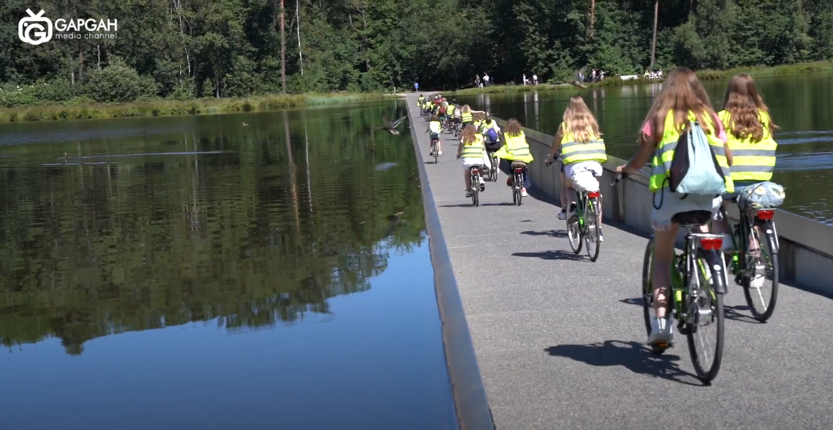 دوچرخه سواری از وسط دریاچه ای زیبا در بلژیک